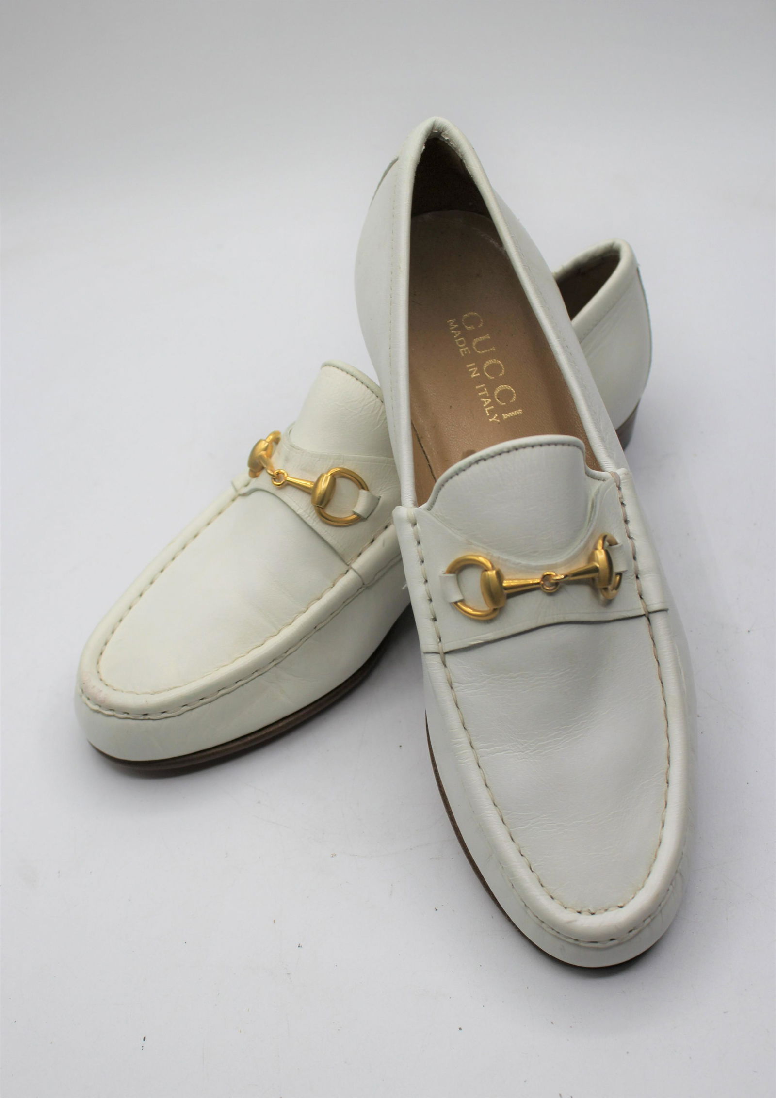 Gucci Women's Retro Loafers: Stylish, white leather women's loafers with gold accent and tan interior. Size 8B. Made in Italy.