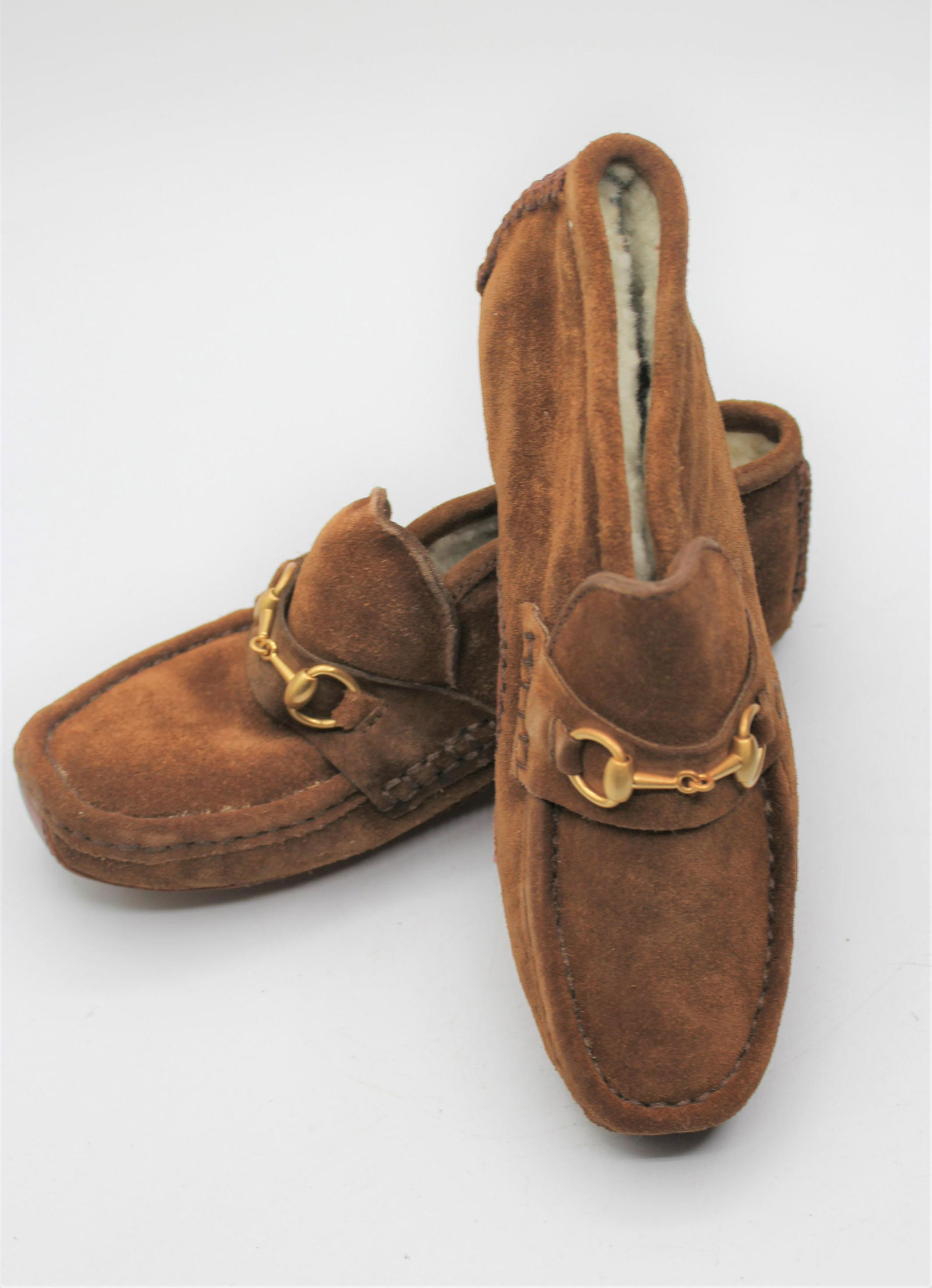 Gucci Kids Suede Booties: Stylish and ultra warm children's booties in brown. Gold chain accent. Size 2.5