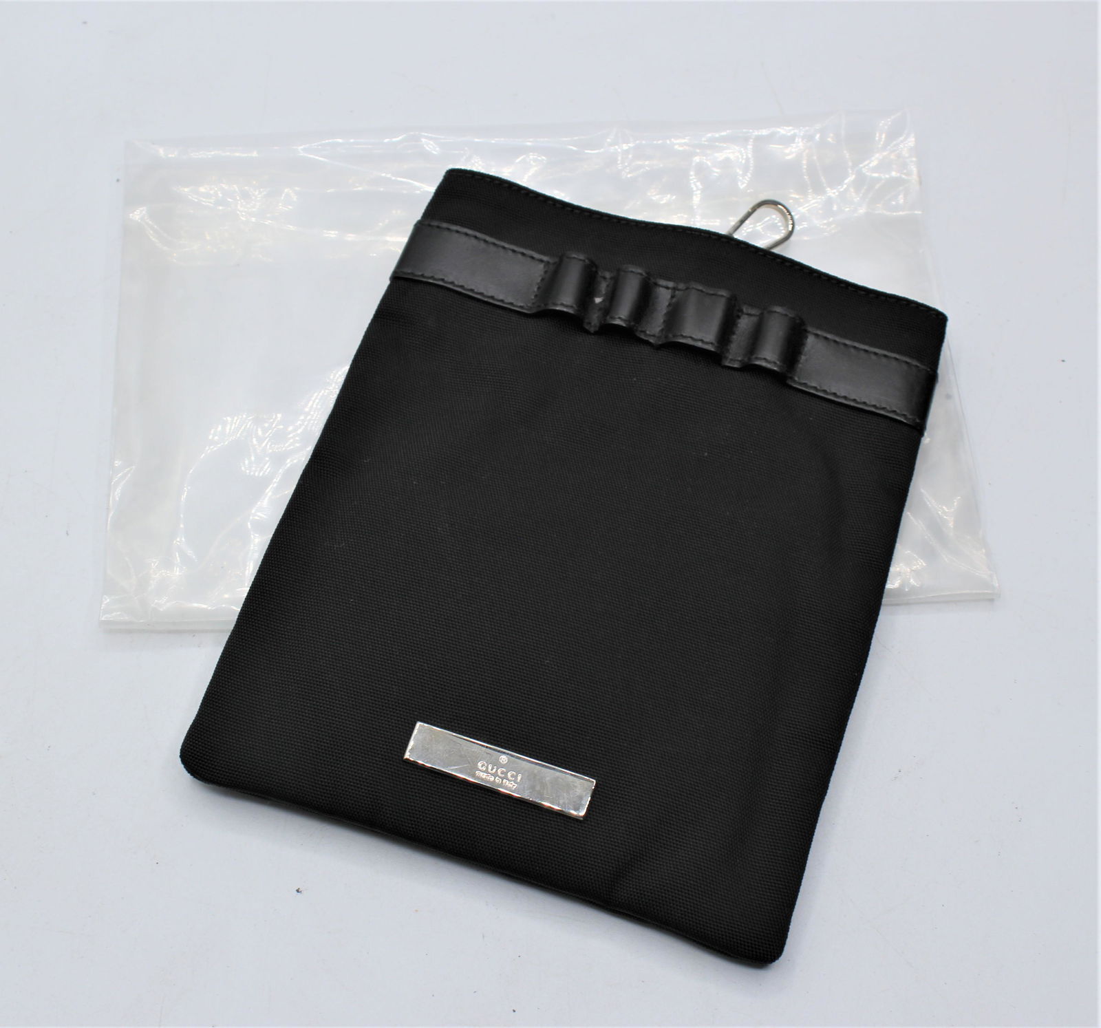 Gucci Clip On Makeup Holder: Makeup brush holders on outside. Interior compartment.