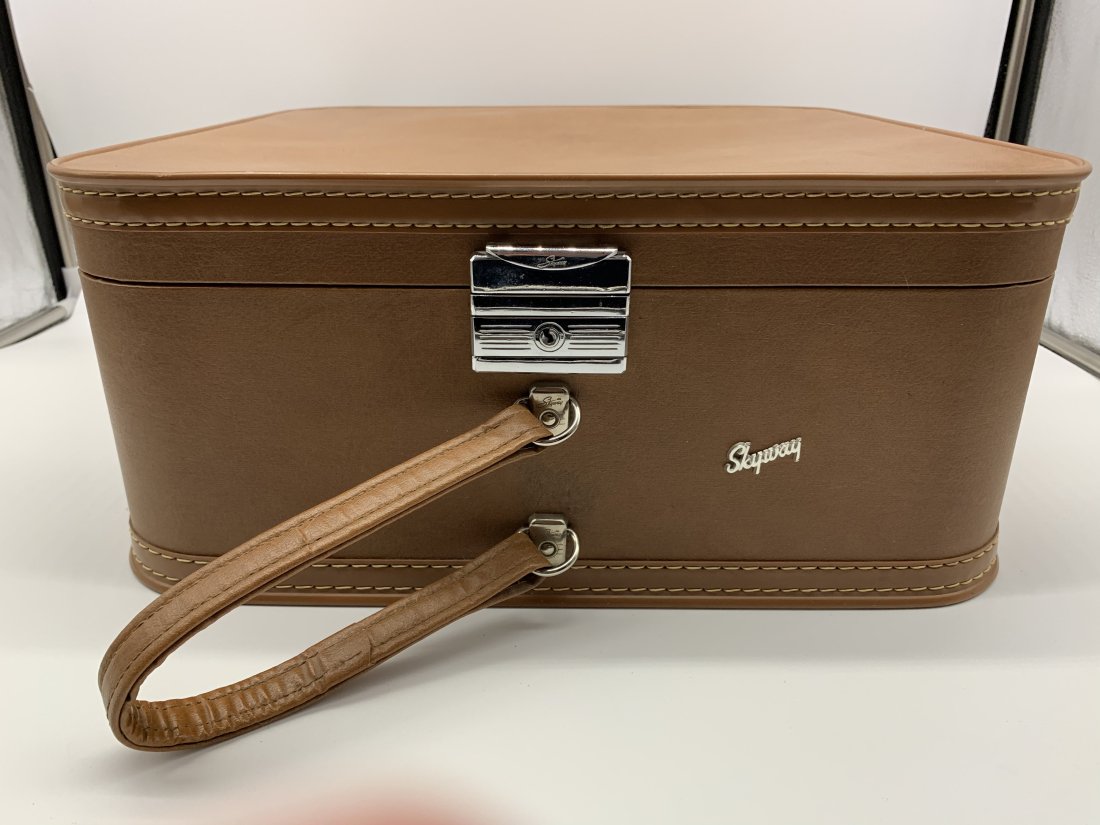 Vintage Skyway Luggage (1 of 8)
