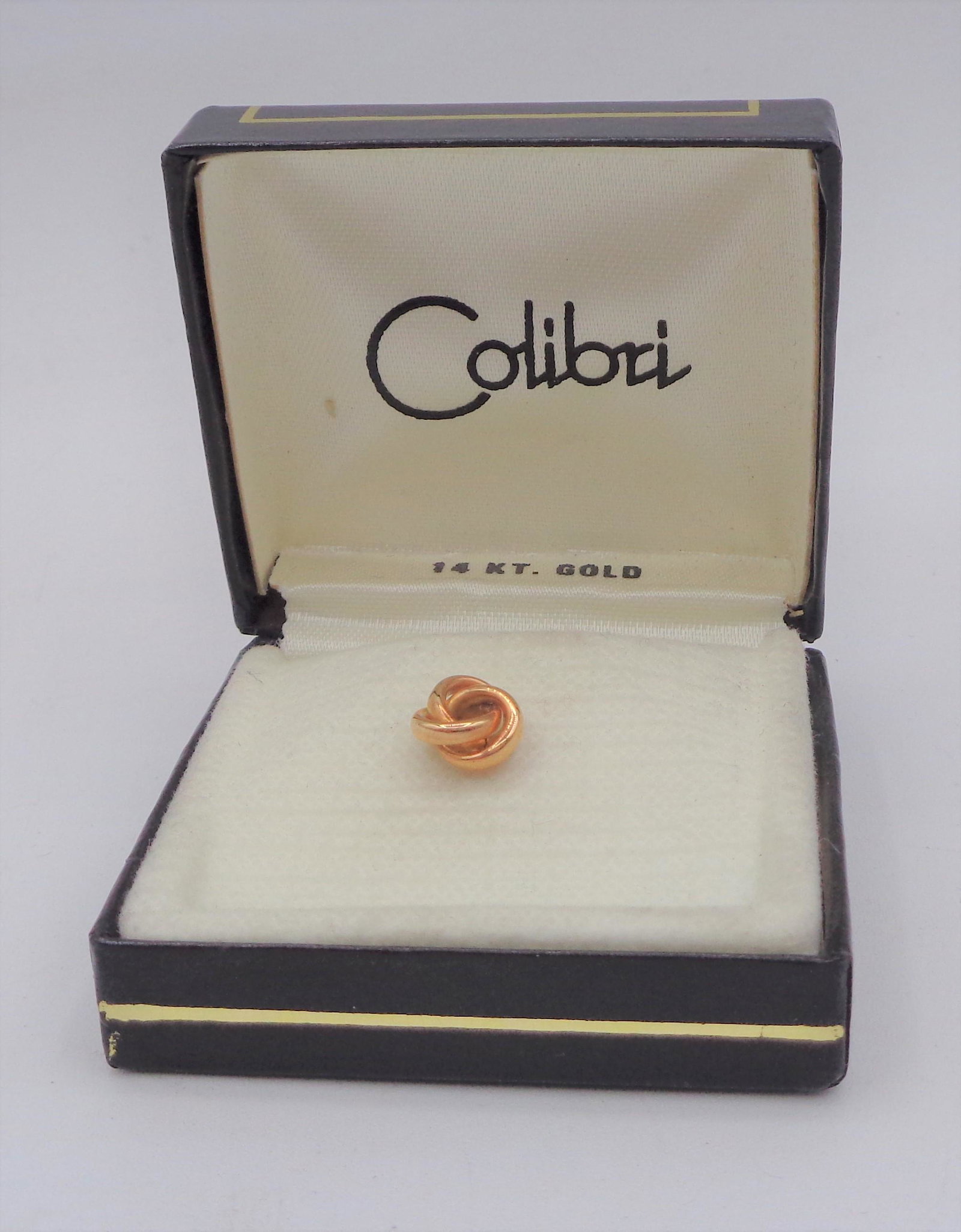 Colibri 14 kt Gold Pin: 14kt adorable gold knot pin.