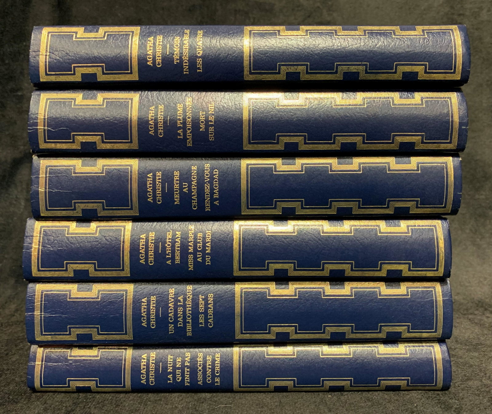 Agatha Christie "Ouvres Completes" 6 Book Set: Agatha Christie "Ouvres Completes" 6 hardcover book set. Titles include, "La nuit Qui ne Finit pas Associes Contre le Crime", "Un Cadavre Dans la Biblioteque les Sept Cadrans", "A l'Hotel Bertram Miss