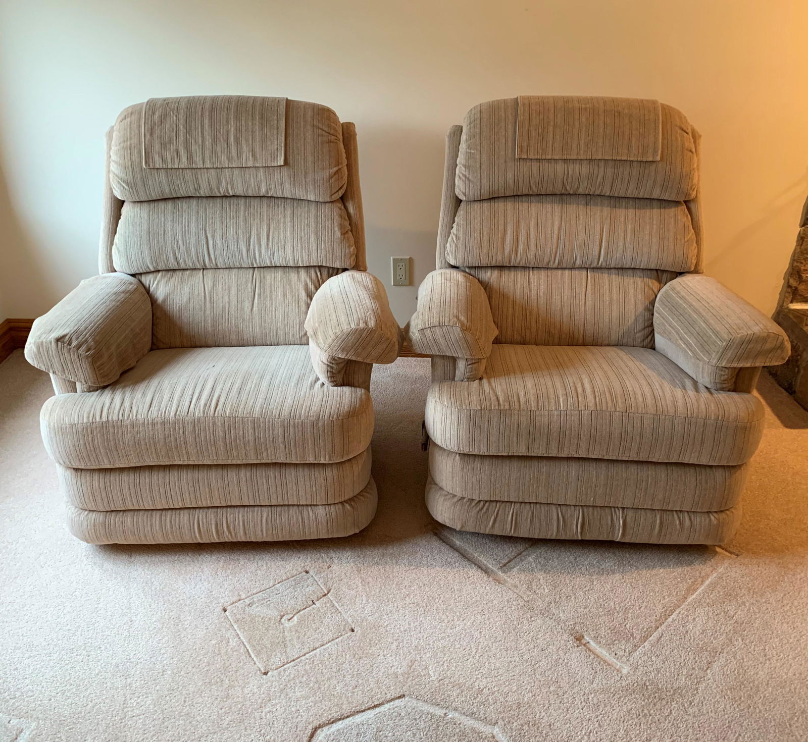 Pair of Vintage Beige La-Z Boy Recliners: A pair of vintage beige La-Z Boy relciner chairs. Each chair is in excellent condition, as they were barely used. This lot must be picked up from Alliston, Ontario. Furniture. Each: 31 1/2" x 39" x 40