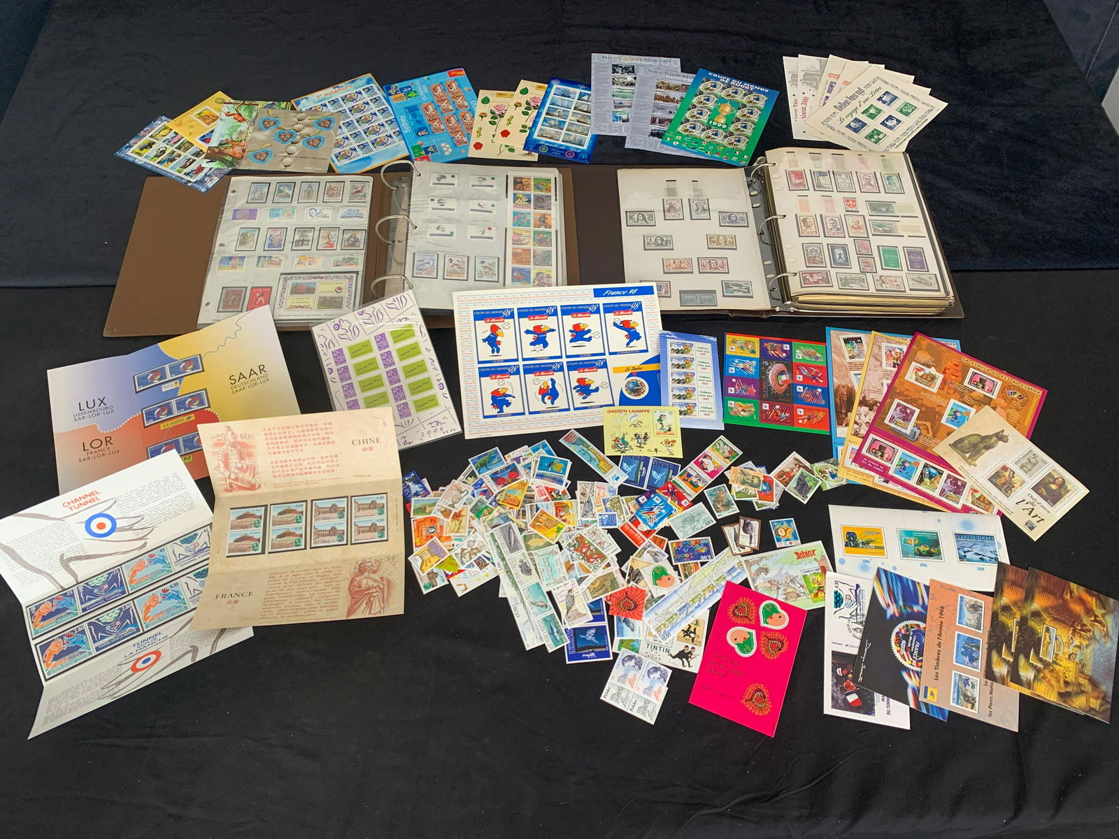 France 1966 to 2007, a MH/MNH accumulation in two albums and loose in packets from the French Post (1 of 10)