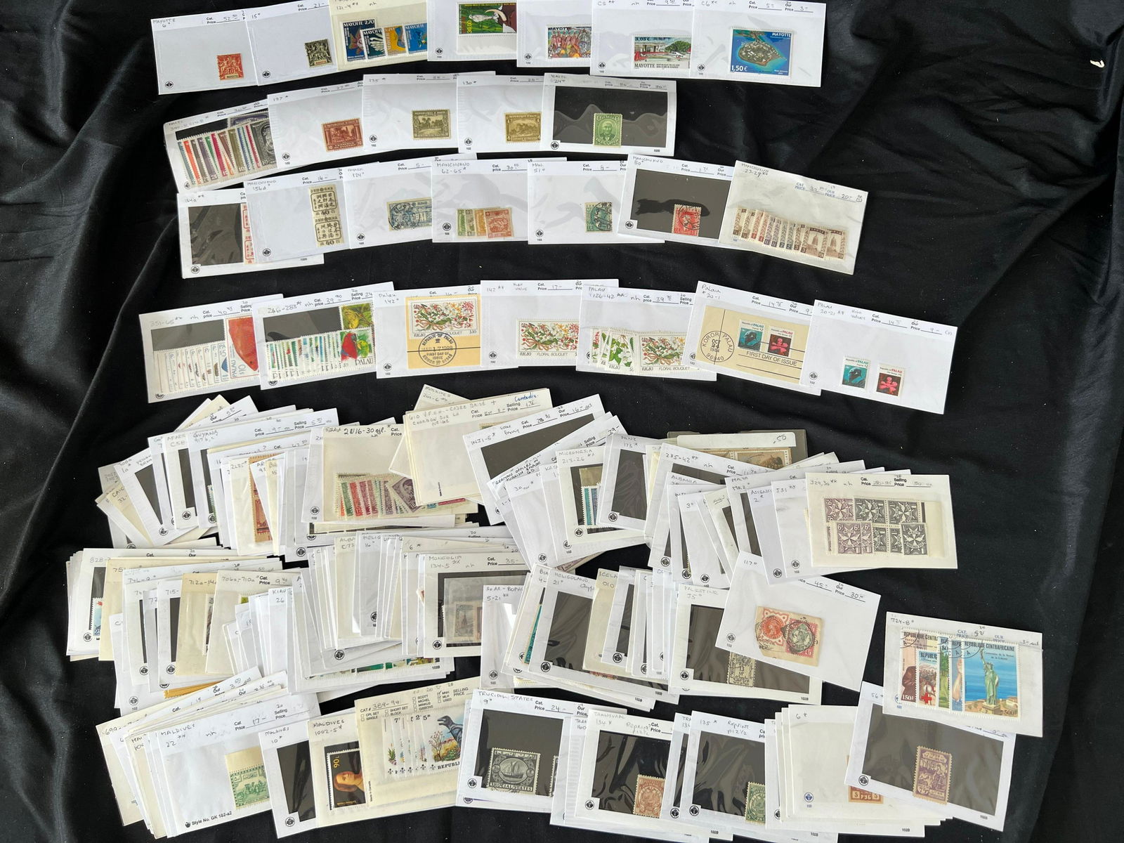 A-Z world accumulation in 102s (100s), includes some British Commonwealth, Africian Nation, Asia, (1 of 5)