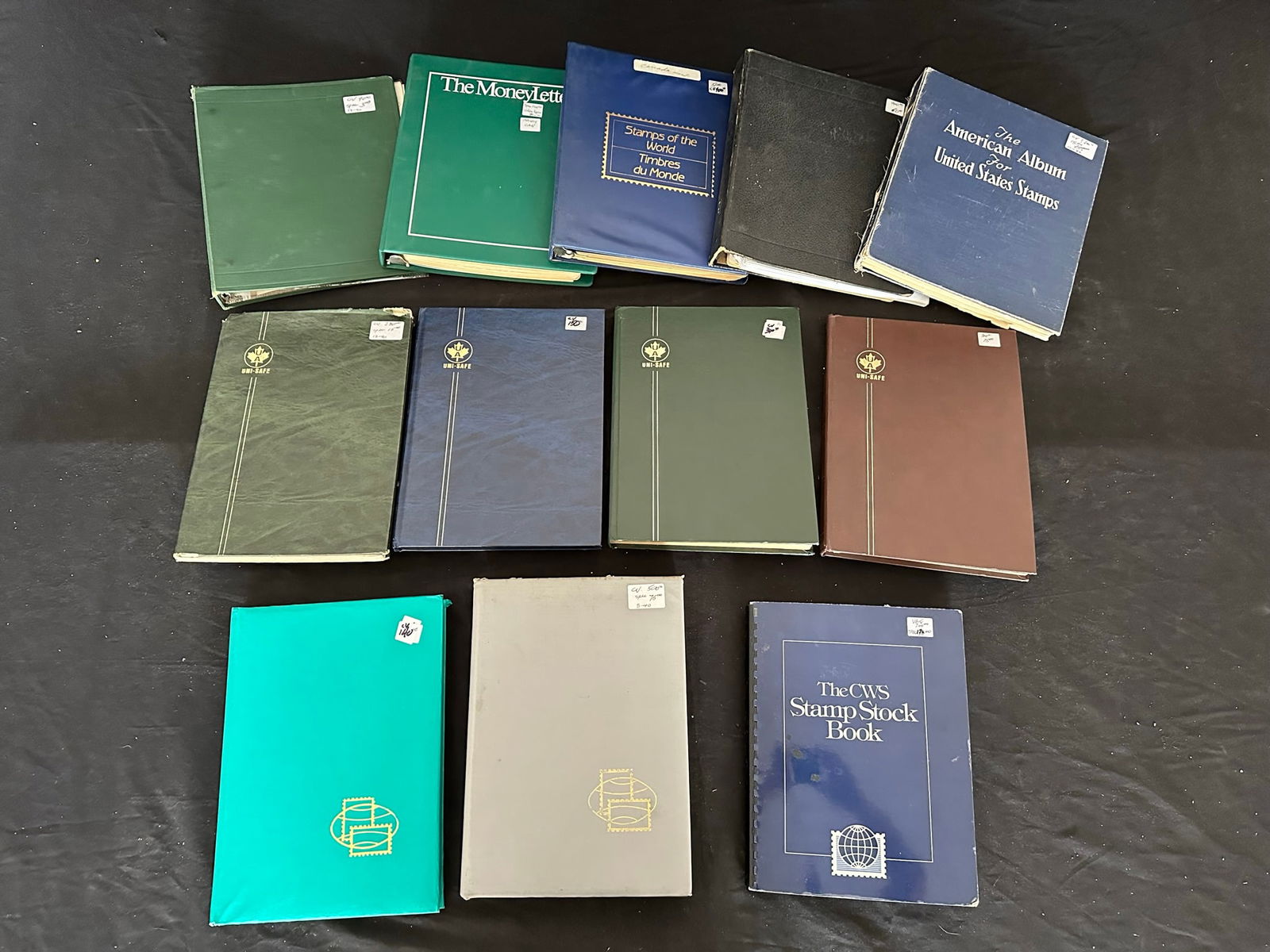 A mainly USA and Canada accumulation 1920's to 1980's ,with a few pages of the rest of the world in (1 of 4)