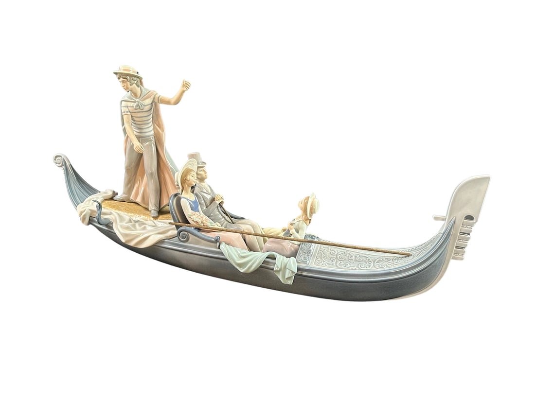 Lladro "In the Gondola" #1350 Figurine: An exceptional Llado figurine #1350, titled "In the Gondola". Exceptionally well crafted and in excellent condition without any signs of damage. Beautiful addition to any Lladro collection, as this is