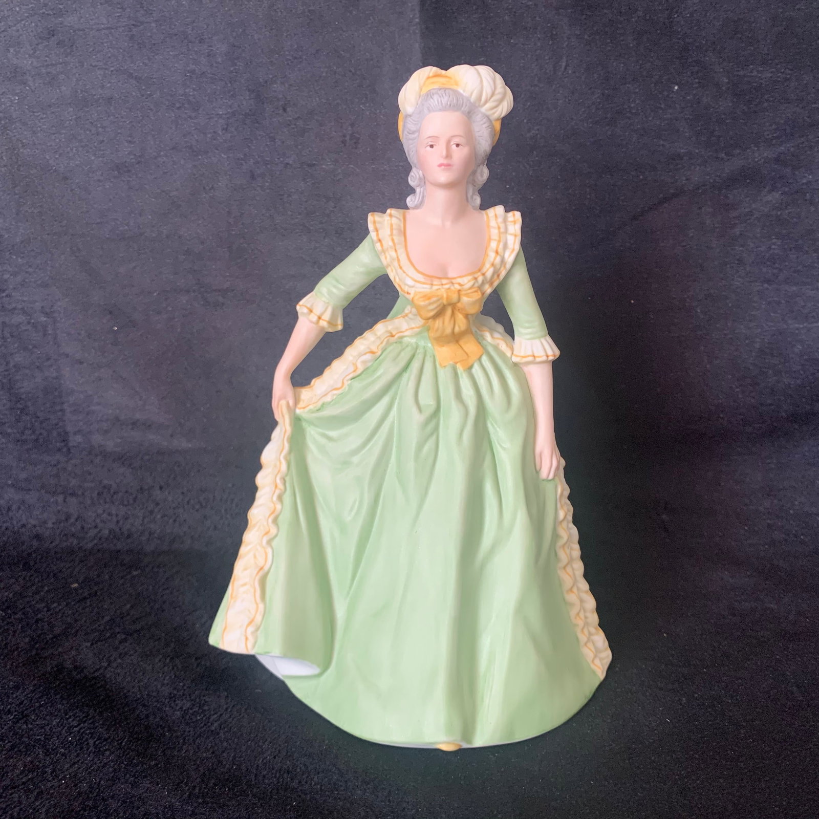 Franklin Mint "Marie Antoinette" Porcelain Figurine (1 of 5)