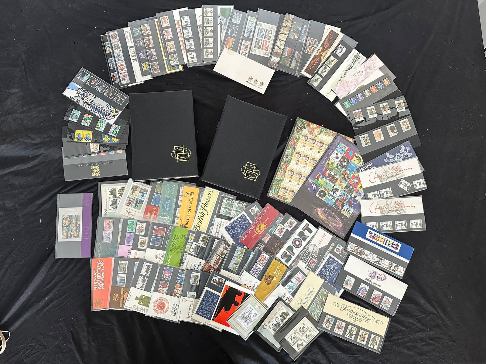 Great Britain Face Value 1971 to 2012, a MH/MNH acumulation in two albums and Presentation packs, (1 of 10)