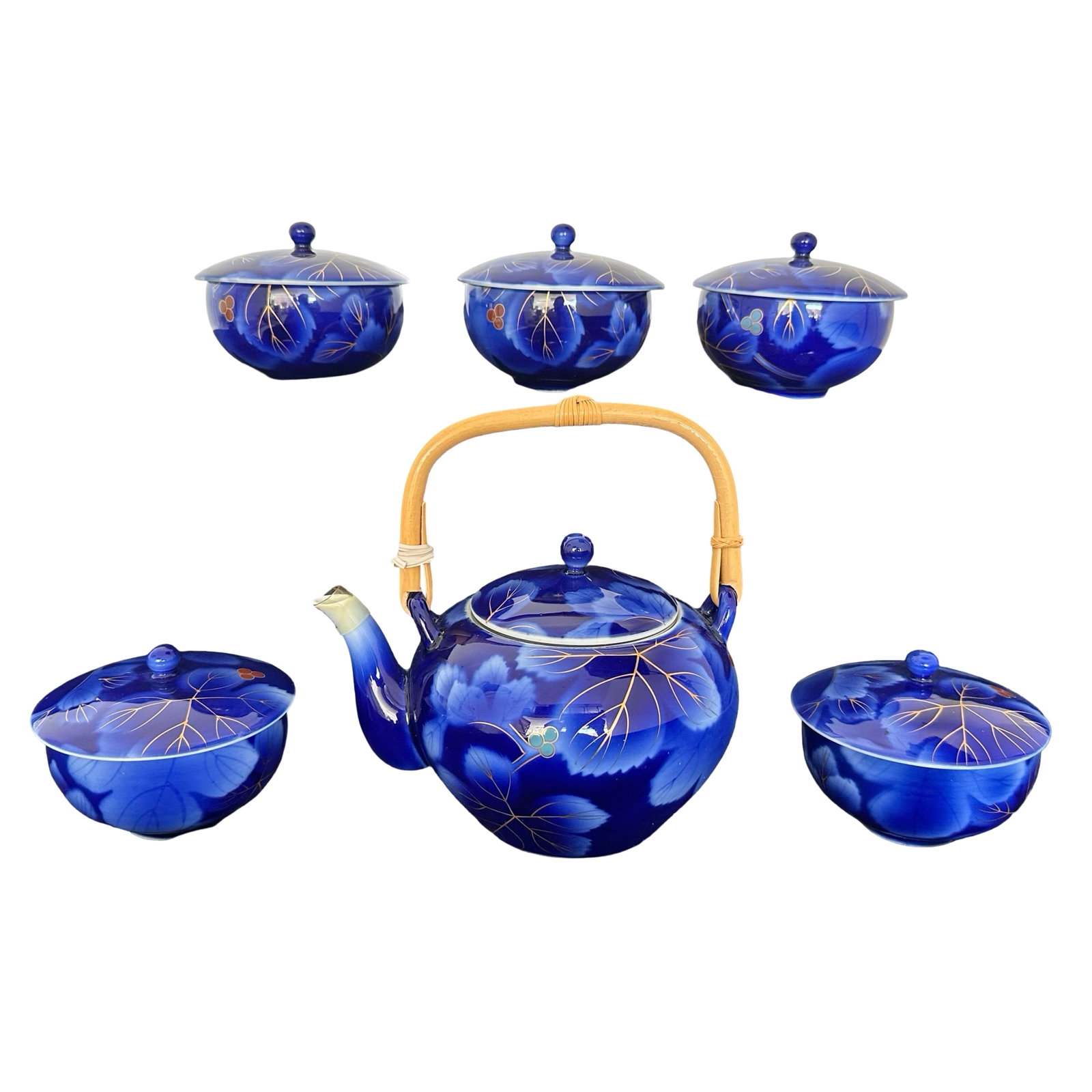 Fukagawa Arita “Ruri-de" Cobalt & Gilt Foliate Dobin Teapot with Five Covered Bowls, Showa Era: This is an original Fukagawa Seiji Arita-porcelain set. The underside mark is the classic underglaze-blue “Fukagawa-sei” vertical script above the Mt. Fuji device, used by Fukagawa Seiji durin