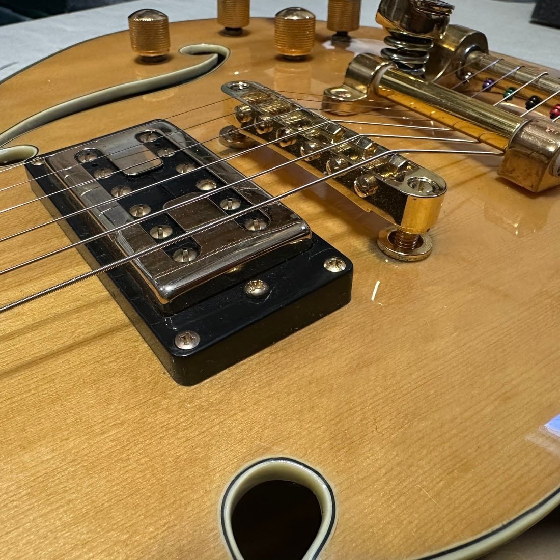 2000 Gibson ES-135 Natural Figured Maple Hollow Body Electric Guitar - USA - Bigsby Vibrato - Gold - 7