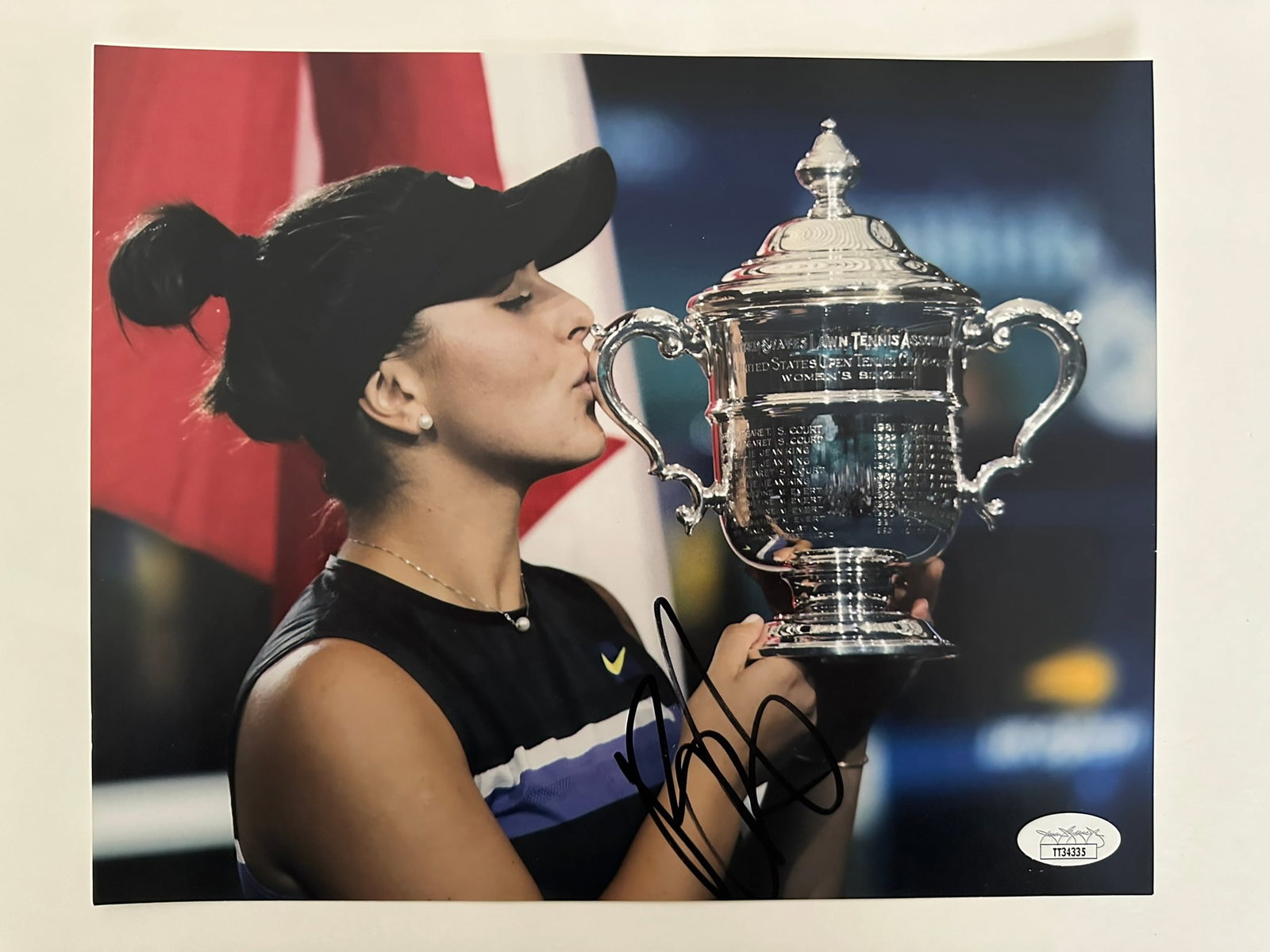 Bianca Andreescu US Open Signed Photo: An autographed photograph of Bianca Andreescu kissing the trophy after she won the Women's US Open in 2019. Included with a JSA sticker of authenticity. Sports Memorabilia, Autographs, Signatures, Col