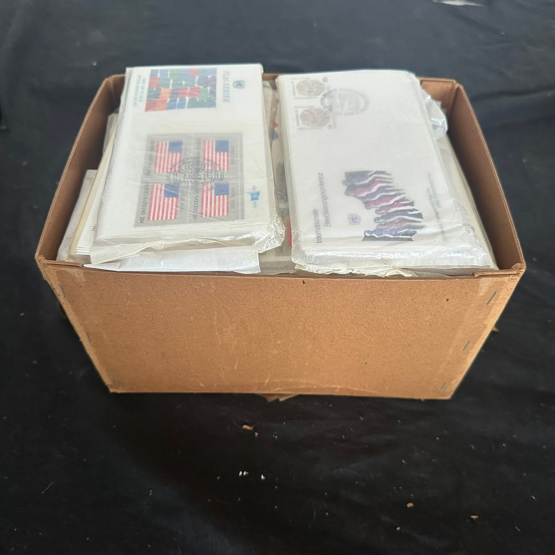 United Nations 1959 -1984, a box containing 100s of FDCs in singles, pairs and blocks of four, (1 of 6)