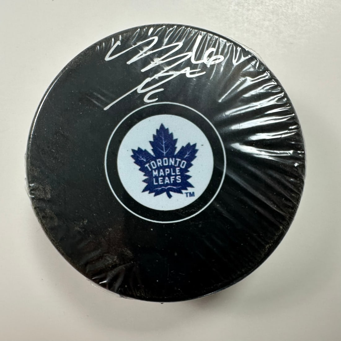 Mitch Marner Toronto Maple Leafs Signed Hockey Puck: An autographed Toronto Maple Leafs hockey puck, signed by Mitch Marner, included with a Frameworth hologram of authenticity on the back. Sports Memorabilia, Autographs, Signatures, Collectibles, Hocke