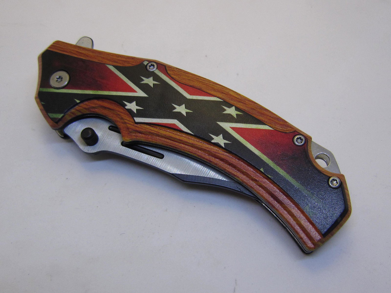 Snake Eye Tactical Spring Assist Knife 4.75 inches: Snake Eye Tactical Spring Assist Confederate Flag Knife. Confederate Flag design on the A.B.S handle. Two Tone Stainless Steel Blade 3.5 inches. Pocket Clip Attached. 4.75 inches Closed. Weights: 5 LB