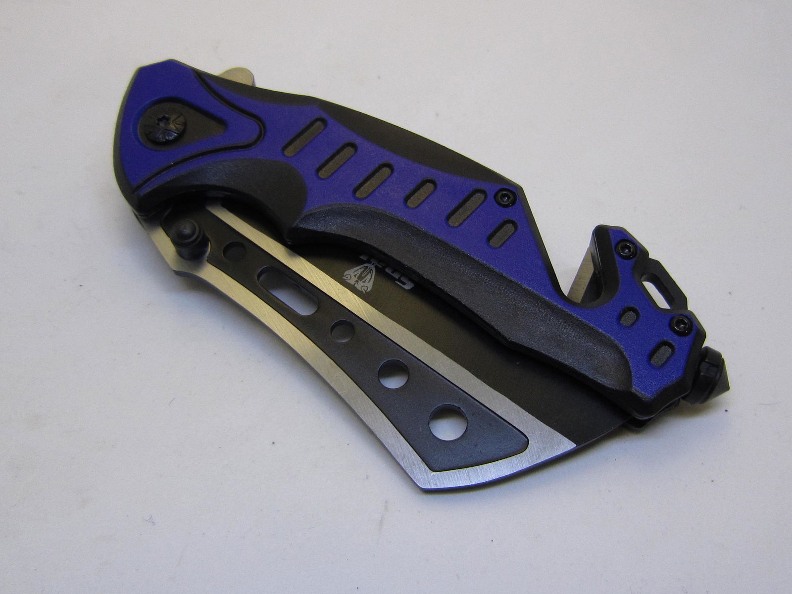 Blue Snake Eye Tactical Spring Assist Knife: Snake Eye Tactical Spring Assist Knife, Two Tone Stainless Steel Razor Style Black blade 3.5 inches. Two Tone Color Handle. Include Pocket Clip, Seat Belt Cutter and Window Breaker Attached. Closed 4.