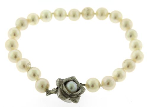 6.5-7mm White Fresh Water Pearl Bracelet: 6.5-7mm White Fresh Water Pearl Bracelet with 14kt white Gold Flower Clasp. 12.30 Grams.