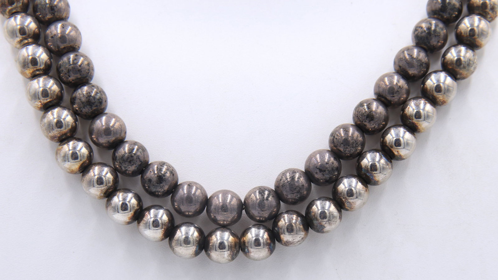 Group Lot of 2 Vintage 925 Sterling Silver Ball Chain Necklaces: Group Lot of 2 Vintage 925 Sterling Silver Ball Chain Necklaces. 16 inches Ball Link Chain Necklace and 18 inches Ball Link Chain Necklace. Total weight of Lot 28.30 Grams.