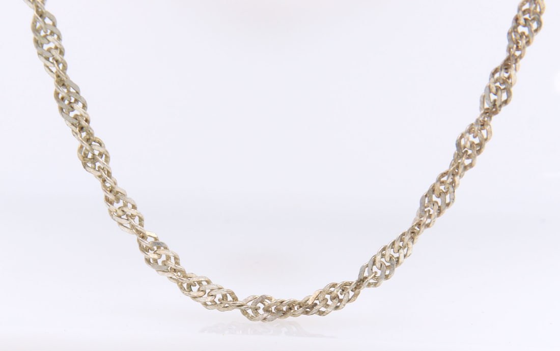 Italian Vintage 925 Sterling Silver Rope Chain Necklace: Italian Vintage 925 Sterling Silver Rope Chain 17 inches Necklace. Total weight of Chain 7.3 Grams.