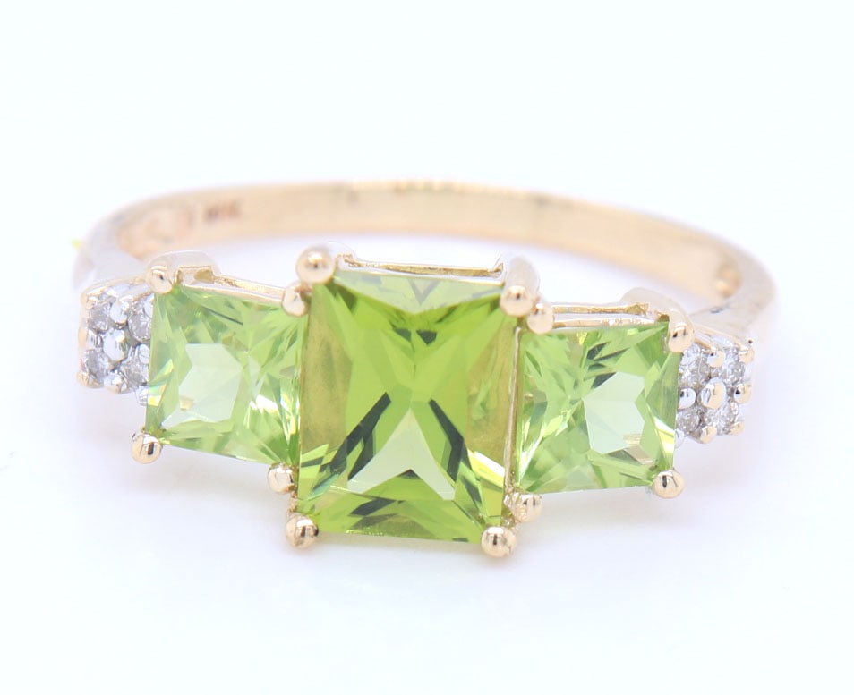 Stunning Yellow Gold 3 Princess Cut Peridot Ring (1 of 4)