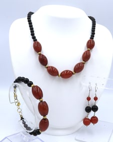 Set of black onyx and amber necklace with bracelet and dangle earrings
