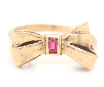 10kt Yellow gold ruby bow ring