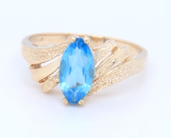 Charming Yellow Gold oval Blue Topaz Ring