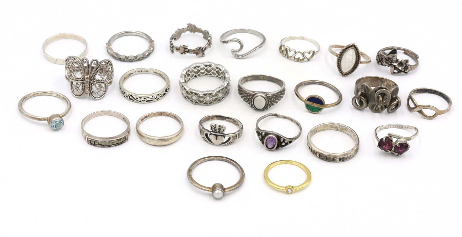 Group lot of Vintage 925 sterling silver rings: Group lot of Vintage 925 sterling silver rings. Total weight of rings is 49.4 grams.
