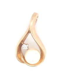 10kt Yellow gold pearl and diamond pendant