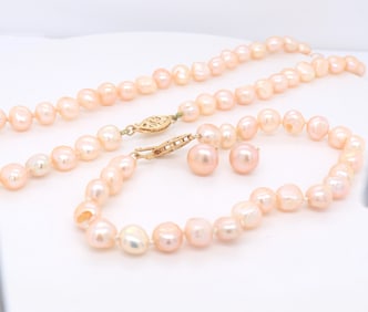 Set of Pink Pearl Necklace, Bracelet and Stud Earrings in Yellow Gold