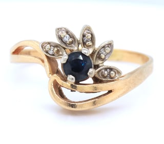 14kt Yellow gold blue sapphire flower style ring
