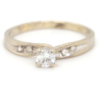 14kt White gold diamond ring