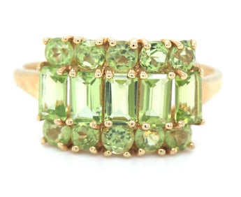 10lt Yellow gold round and baguette peridot ring