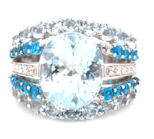 14kt White gold Aquamarine and blue topaz ring