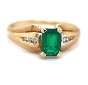 10kt Yellow gold emerald cut emerald ring