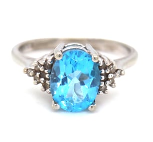 0kt White gold oval blue topaz ring