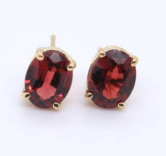 Beautiful Yellow Gold oval Garnet Stud Earrings: Beautiful 14kt Yellow Gold oval Garnet Stud Earrings. Total weight of Earrings 1.96 Grams.