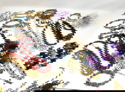 Big Group lot of Costume Jewelry: Big Group lot of costume jewelry. Necklaces. Bangles. Earrings.