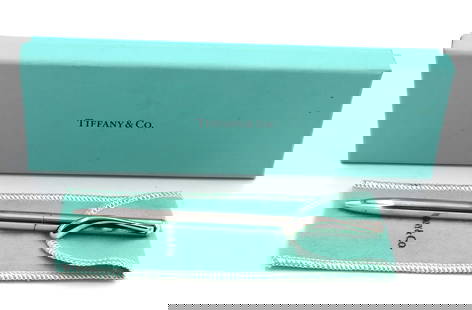 Tiffany & Co Elsa peretti pen: Tiffany & Co Elsa peretti pen in 925 sterling silver. The total weight of the pen is 25.20 grams. Comes with Tiffany box.