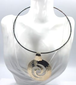 925 Sterling silver round pendant on collar necklace