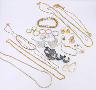 Group Lot of 925 Sterling Silver Miscellaneous Jewelry: Group Lot of 925 Sterling Silver Miscellaneous Jewelry. Earrings, Rings, Necklaces and Bracelets. Total weight of Lot 114.84 Grams.