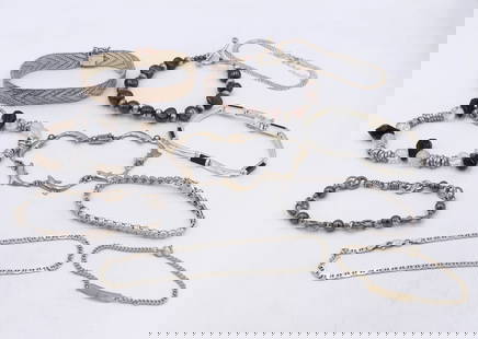 Lot of vintage 925 sterling silver bracelets: Lot of vintage 925 sterling silver bracelets. Total weight of lot 128.8 grams.