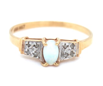 14kt Yellow gold opal ring