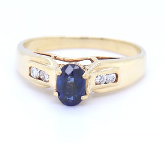 14kt Yellow gold 0.70ct oval sapphire and diamond ring