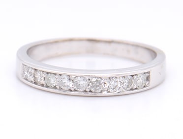 18kt White gold 0.25ctw shared prong diamond band