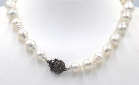 Barqoue pearl necklace