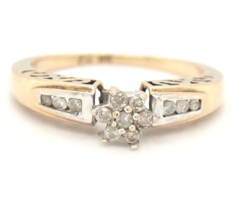 10kt Yellow gold diamond flower style ring