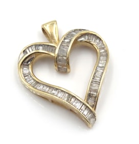 10kt Yellow gold diamond heart shaped pendant