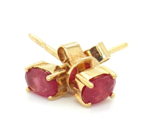 18kt Yellow gold oval ruby stud earrings