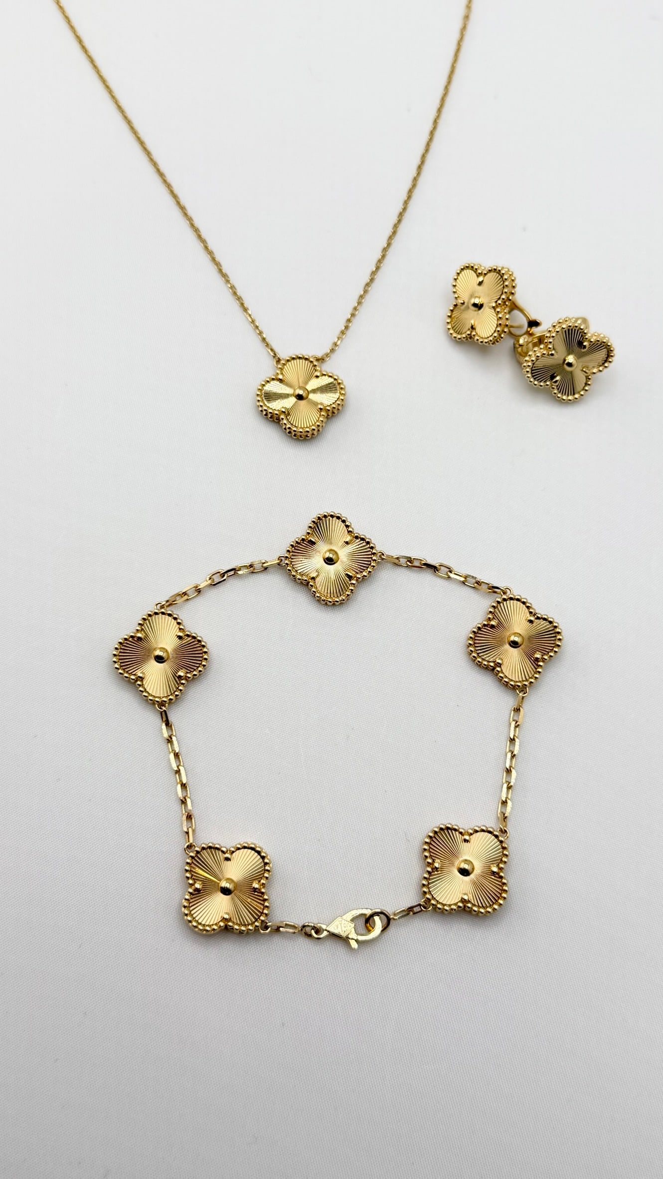 18KT Yellow Gold Set Of Guilloche Pattern Gold Include Bracelet , Pendant And Earrings: 18KT Yellow Set Of Handcrafted Guilloche Pieces In Bundle Deal, Includes Five Clover Bracelet, Matching Single Clover Pendant, And Clover Earrings. bracelet 7.75 inches, Necklace is 18 inches. Total w